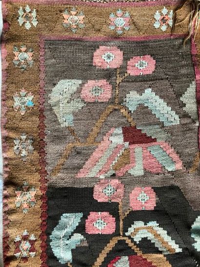 null Grand tapis kilim à décor de fleurs sur fond brun

314 x 184 cm							

Res...