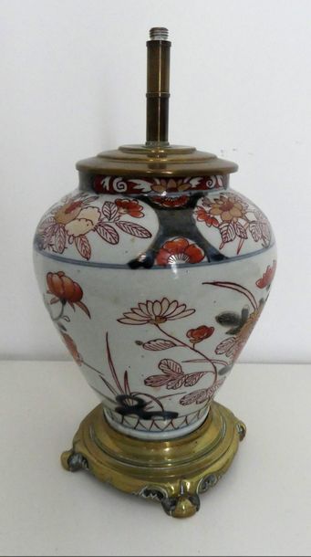 null Vase ne porcelaine à décor imari, monté en laiton

Chine, début XXe siècle

H.:...