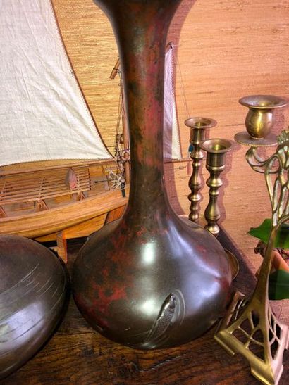 null 4 vases en bronze Japon XIXe s et XXe s et un cache pot				

Vases : 34,5 ;...