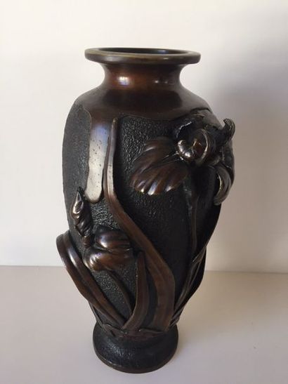 null Vase en bronze à patine brune, à décor d'une fleur en relief

Japon, fin du...