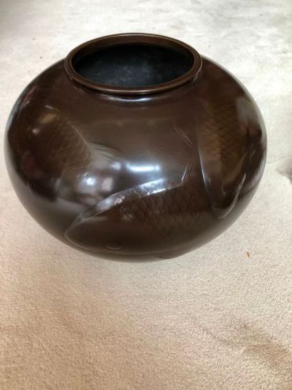null Vase en bronze à décor de carpes signé Shiho Watanabe
Japon, fin Meiji
19 x...