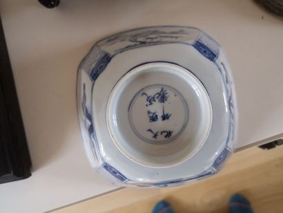 null Bol de forme carrée en porcelaine de Chine à décor en bleu de fleurs
Marque...