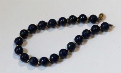 null COLLIER composé d’un rang de vingt perles de lapis lazuli, alternées de petites...