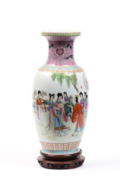 null Grand vase en porcelaine à col à fleurs à fond rose, la panse à décor de courtisanes

47...