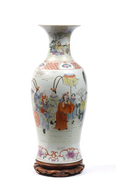 null Grand vase en porcelaine à décor polychrome de personnages sous un parasol

Marque...