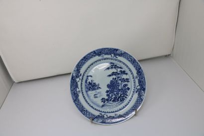 null 22 assiettes en porcelaine de Chine à décor en bleu.

XVIIIe s et XIXe

Egr...