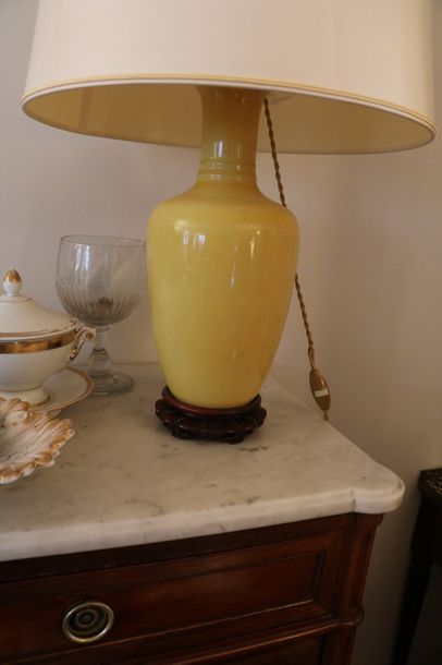 null Paire de vases en porcelaine jaune

Chine

Montés en lampe	

H. : 33 cm