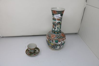null Vase à long col en porcelaine à décor de personnages sur la panse et sur le...