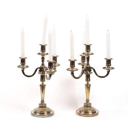 null Paire de candélabres à quatre bras de lumière en bronze argenté à décor de cannelures...