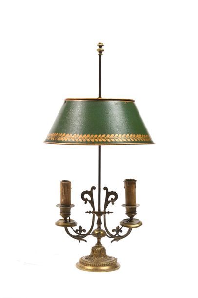 null Lampe bouillotte en bronze et tôle verte à 2 lumières.

Dans le style du XVIIIe...