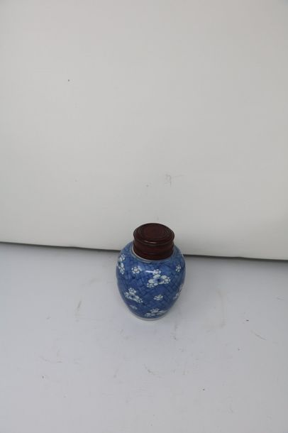 null Lot d'objets asiatiques dont: petit vase en porcelaine de Chine à décor bleu...
