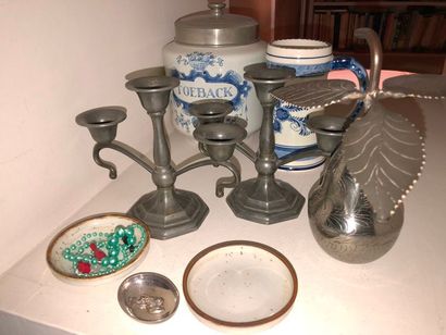 null Lot de bobelots dont: Coupelle émaillée turquoise, lampe cassée et petit vase...