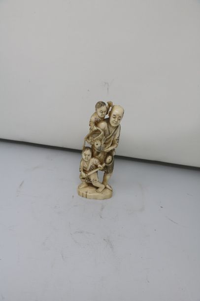 null Okimono en ivoire marin "Pêcheur et enfants"

H.: 18 cm (restauration et ma...
