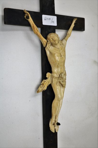 null Crucifix en ivoire

XVIIIe siècle (croix en bois noirci postérieure)

H.: 26,5...