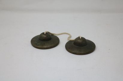 null Lot comprenant: 

- Cymbales tibétaines en bronze

- Dorge en bronze tibétain,...