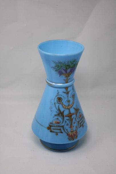 null Grand vase en opaline bleue à fin décor or de fleurettes, col évasé.

Deuxième...