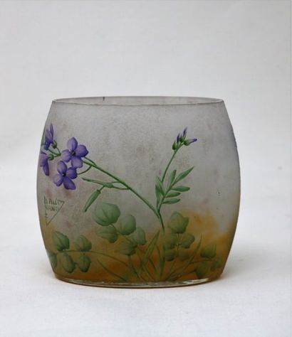 null DAUM à NANCY 

Vase obmong en verre givré à décor émaillé de fleurs violettes...