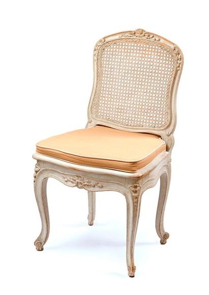 null Quatre fauteuils et huit chaises à dossier cané en bois laqué blanc, 

Style...