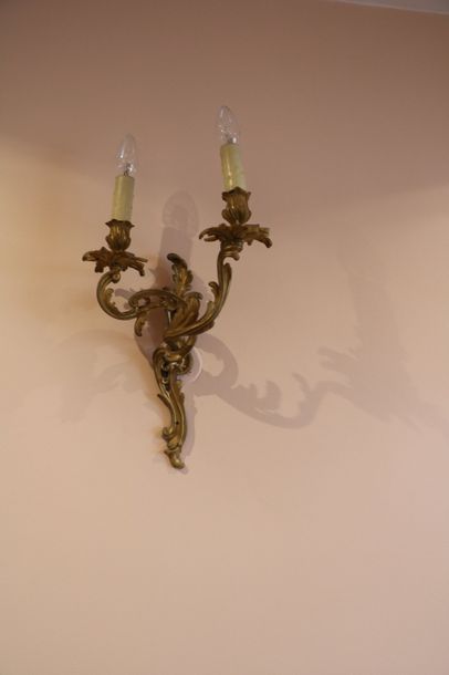 null Paire d’appliques en bronze à deux lumières 

Style Louis XV

H.: 35 cm