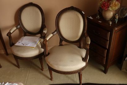 null Paire de fauteuils en bois naturel mouluré sculpté de rosaces enlacées

Style...