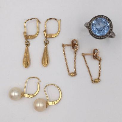 null Trois paires de PENDANTS d’OREILLES en or jaune (750 millièmes) : l’une ornée...