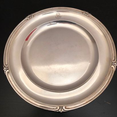 null Plat rond en argent (950 millièmes) à décor de filets et feuilles stylisées,...