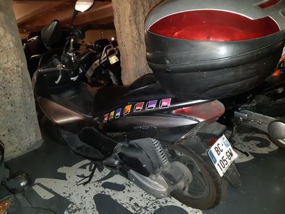 null Scooter HONDA 125 PCX 2010, non roulant et accidenté en mai 2017 - 1er mise...