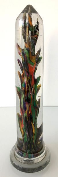 null OBELISQUE en verre à inclusions de couleur, la base cylindrique. H. 25 cm