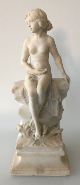 null CIPRIANI, fin XIXe-début XXe Baigneuse assise sur un rocher. Sculpture en albâtre,...