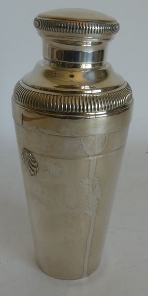 null SHAKER en métal argenté à décor de godrons t coquilles (légères usures).