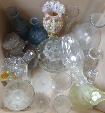 null LOT DE verre et cristal comprenant vase, carafe, pique-fleurs, bouchons de carafes,...