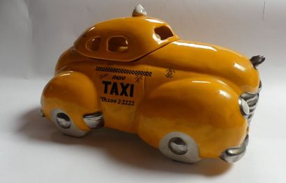 null Importante BOITE en céramique figurant un taxi.
