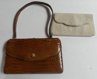 null Un SAC en croco (crocodilus posorus) de couleur miel et une POCHETTE perlée...