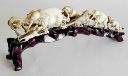 null Combat d'animaux sauvages. Groupe en ivoire sculpté. L. 45 cm