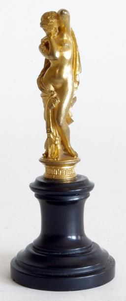 null Sujet bronze doré, Venus au voile et dauphin. Socle en marbre noir. XIXe. H....