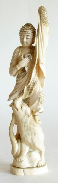 null OKIMONO en ivoire sculpté, Bouddha debout tenant un oiseau, un loup à ses pieds....