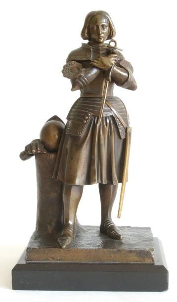null Ecole française XIXe. Jeanne d'Arc debout en armure. Bronze à patine brune....