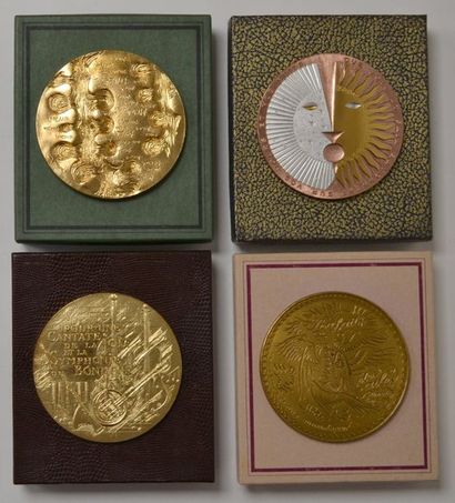 null Lot de quatre MEDAILLES de voeux de la Monnaie de Paris, en bronze doré. D....