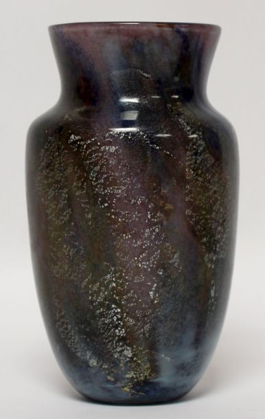 null Albert PRADELLI, XXe. VASE en verre vert et mauve à paillons intercalaires d'argent...