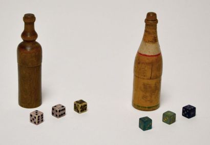 null Deux JEUX de dés miniature pour 421 escamotés dans une bouteille en en bois...