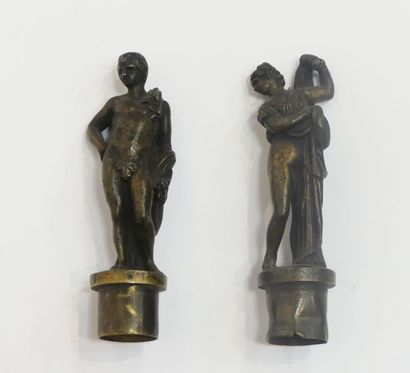 null Deux ORNEMENTS de binet en bronze représentant deux sujets nus.