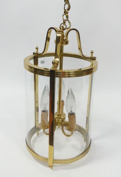 null LANTERNE DE VESTIBULE en laiton et verre à trois lumières. Hauteur 49 cm.