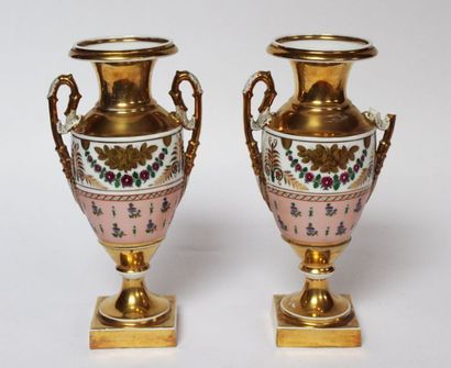 null Paire de VASES en porcelaine de Paris, style Empire. Hauteur 28 cm.(Acciden...