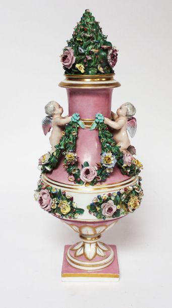 null VASE couvert en porcelaine allemande, à décor d'anges, guirlandes et fleurettes....