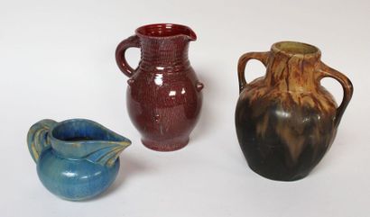 null Lot de trois vases dont un pot à eau en faïence vernissée bordeaux et gris ACCOLAY,...