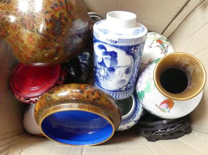 null Un lot de vases cloisonnés, porcelaine et faïence. Chine moderne.