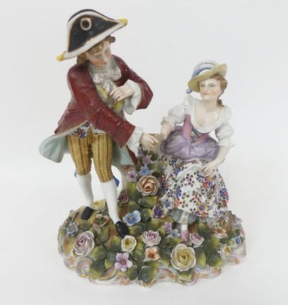 null COUPLE de galants en porcelaine émaillée dans le goût de Meissen. (petits a...