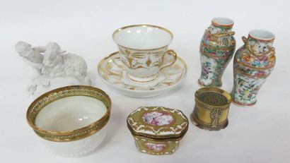 null Lot comprenant, une boîte à priser en porcelaine de style louis XV, une coupe...