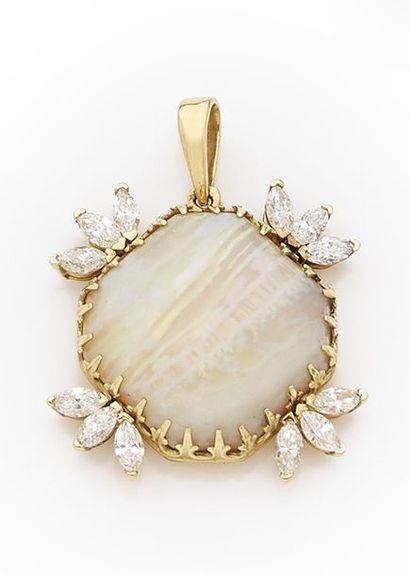 null PENDENTIF en or jaune serti d'une importante opale, rehaussée de douze diamants...