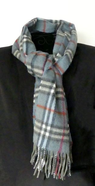 null BURBERRY London. ECHARPE en cachemire à décor tartan bleu